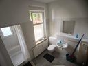 Badezimmer mit Dusche und WC