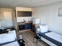 Schlafzimmer mit 2 Einzelbetten und Handtüchern