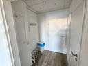 Wohnungseingang mit Garderobe und Eingang zum Bad