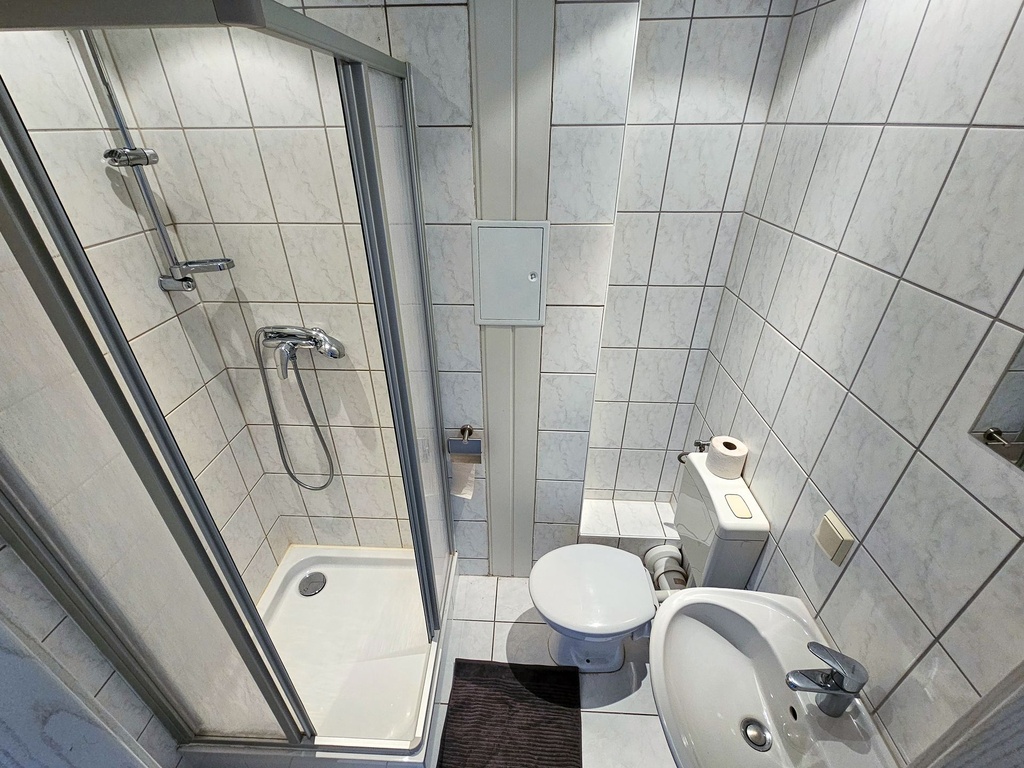 Badezimmer mit Dusche und WC