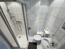 Badezimmer mit Dusche und WC