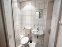 Badezimmer mit Dusche und WC