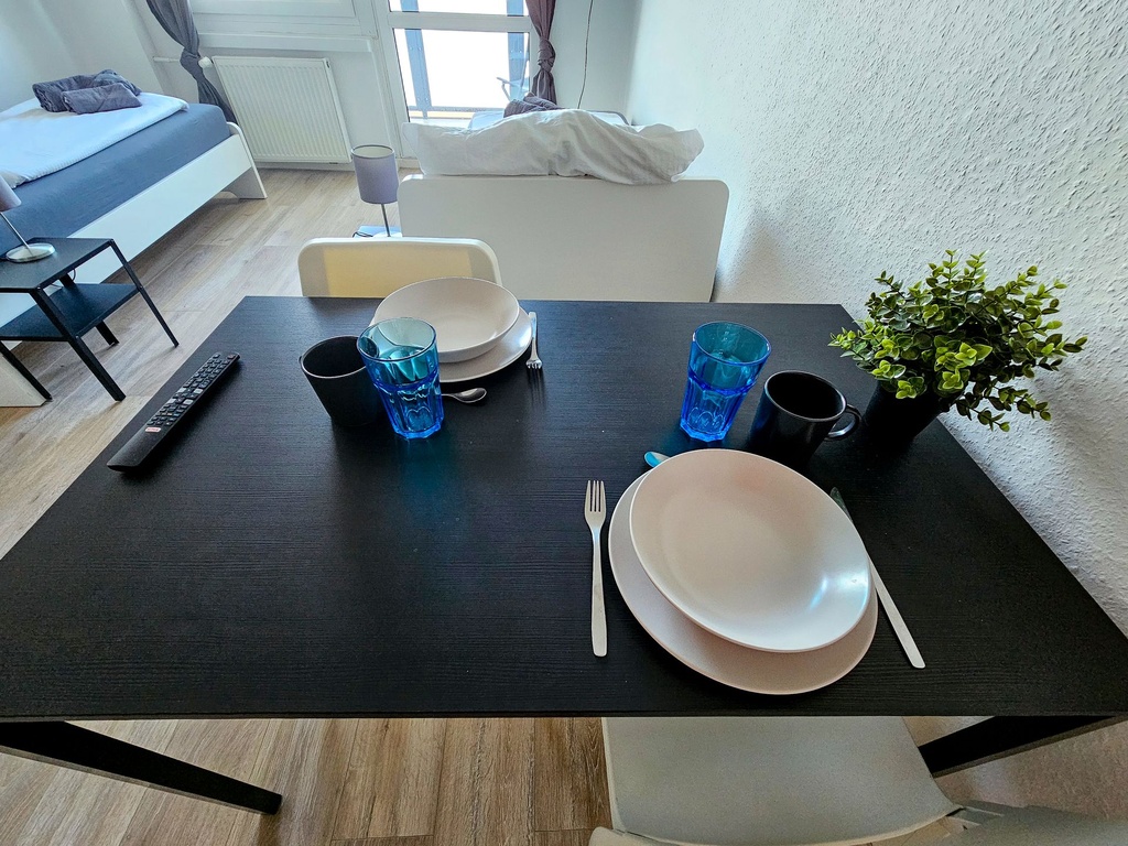 Esstisch mit Geschirr