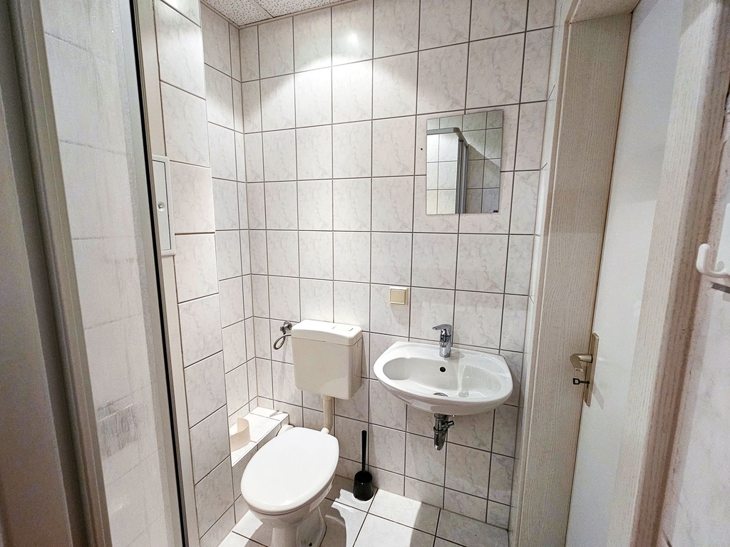 Badezimmer mit Dusche und WC