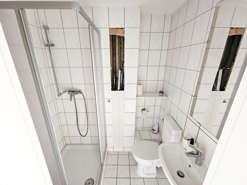 Badezimmer mit Dusche und WC