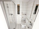 Badezimmer mit Dusche und WC