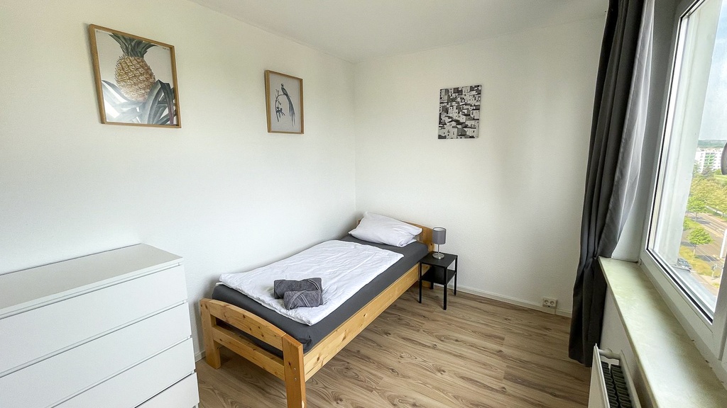 HAL25 4BR Apartment Halle