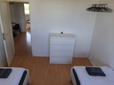 Schlafzimmer mit 2 Einzelbetten und Handtüchern