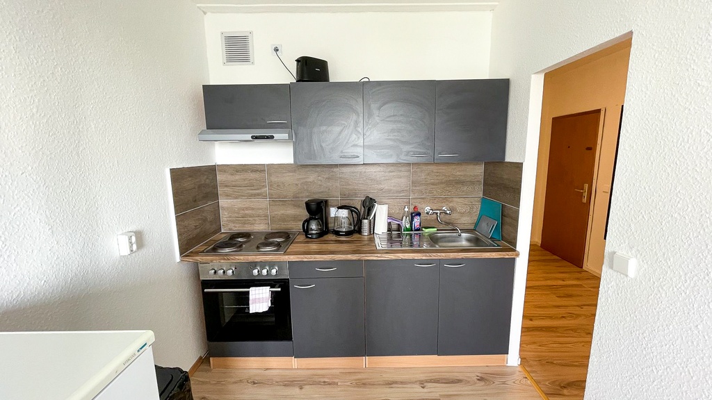 Vollausgestatte Küche mit Wasserkocher, Toaster, Kaffeemaschine sowie Herd und Backofen