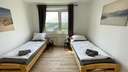 Schlafzimmer mit 2 Einzelbetten und Handtüchern