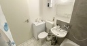 Badezimmer mit Badewanne/Dusche und WC und Waschmaschine