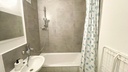 Badezimmer mit Badewanne/Dusche und WC und Waschmaschine