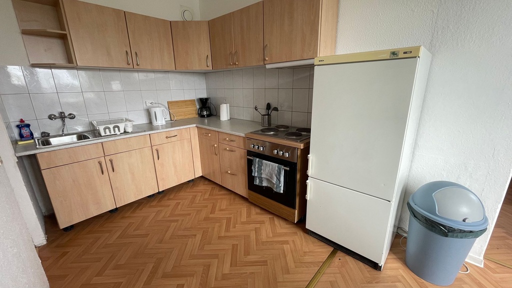 Vollausgestatte Küche mit Wasserkocher, Toaster, Kaffeemaschine sowie Herd und Backofen