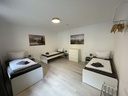 Schlafzimmer mit 3 Einzelbetten und Handtüchern
