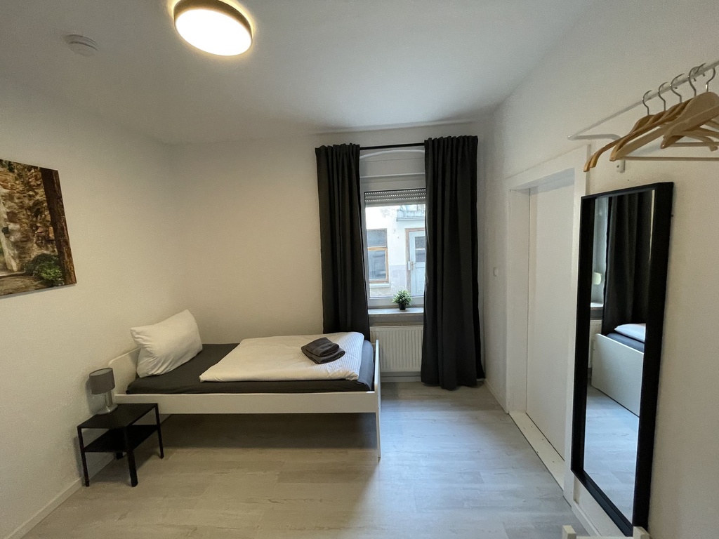 Schlafzimmer mit einem Einzelbett und Handtüchern