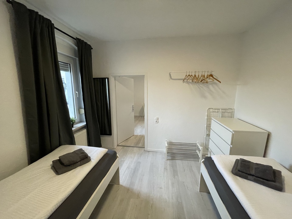 Schlafzimmer mit 2 Einzelbetten und Handtüchern