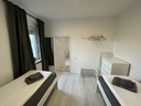 Schlafzimmer mit 2 Einzelbetten und Handtüchern