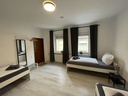 Schlafzimmer mit 3 Einzelbetten und Handtüchern