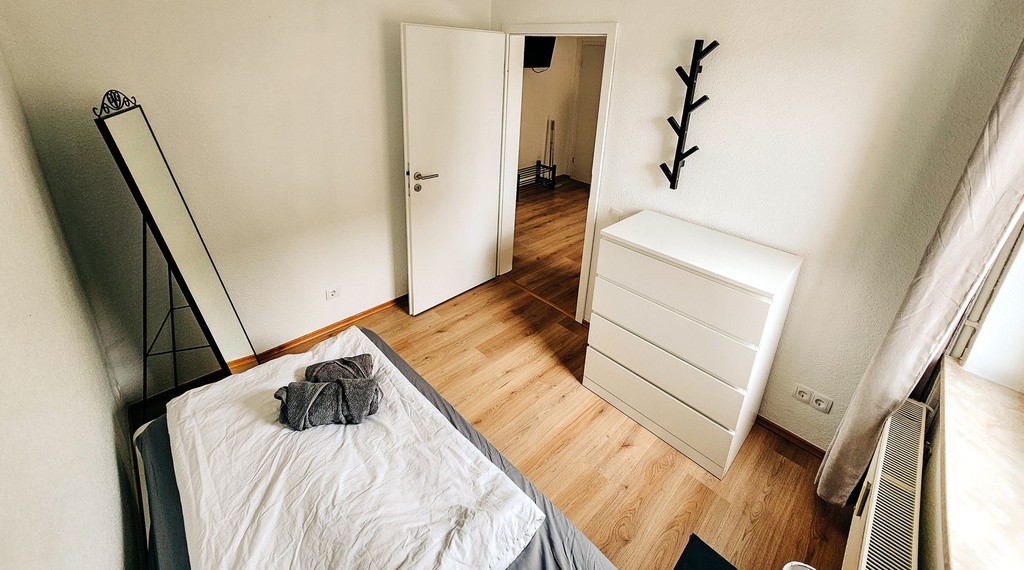 Schlafzimmer mit einem Einzelbett und Handtüchern