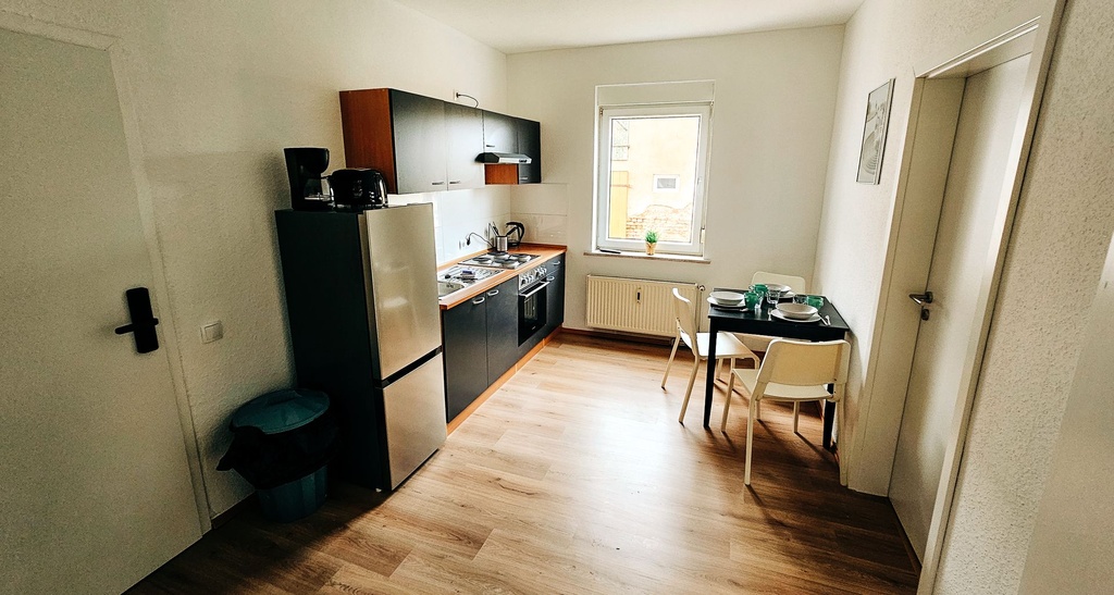Vollausgestatte Küche mit Wasserkocher, Toaster, Kaffeemaschine sowie Herd und Backofen