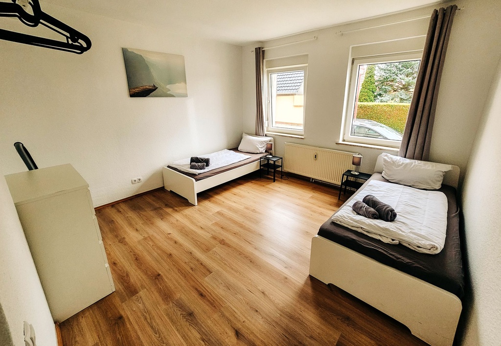 Schlafzimmer mit 2 Einzelbetten und Handtüchern