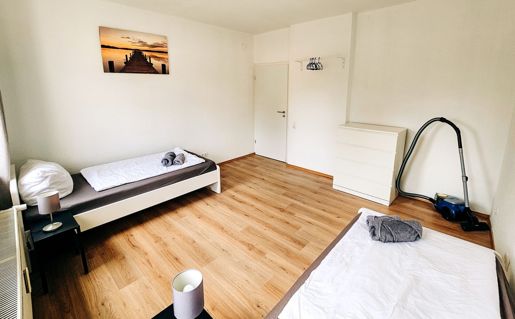 Schlafzimmer mit 2 Einzelbetten und Handtüchern