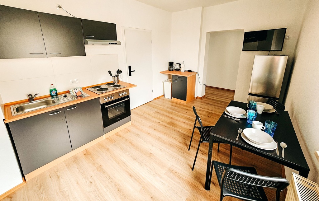 Vollausgestatte Küche mit Wasserkocher, Toaster, Kaffeemaschine sowie Herd und Backofen