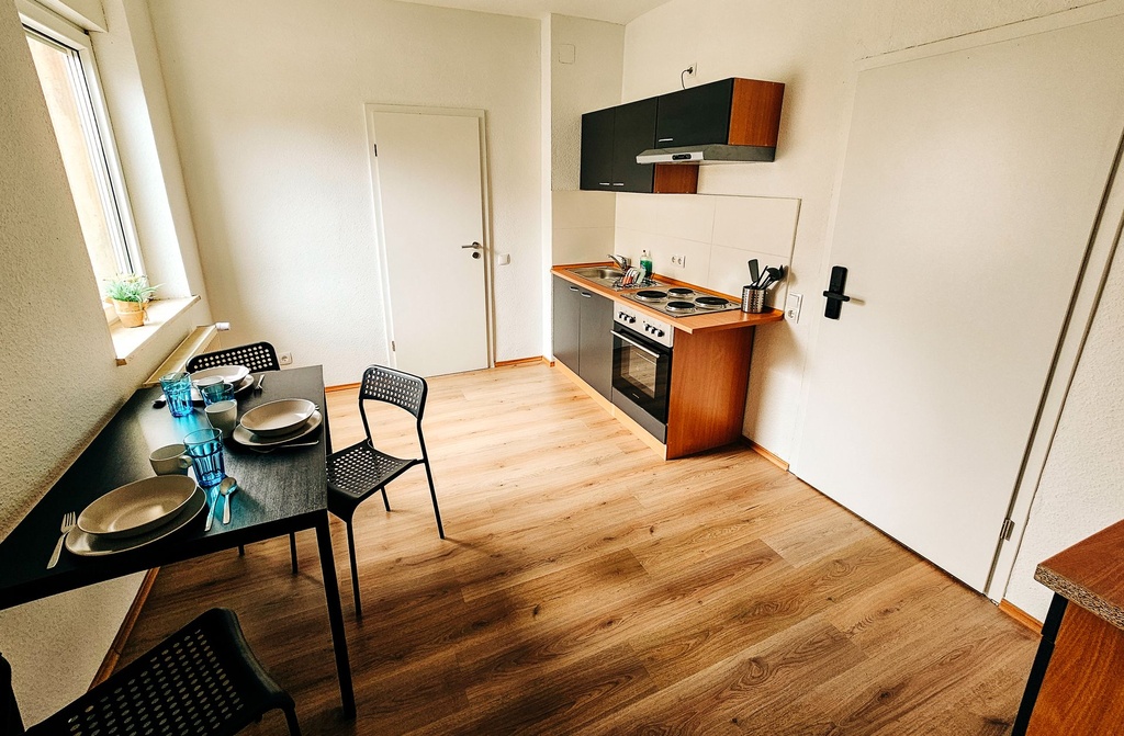 Vollausgestatte Küche mit Wasserkocher, Toaster, Kaffeemaschine sowie Herd und Backofen