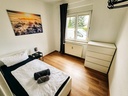 Schlafzimmer mit einem Einzelbett und Handtüchern