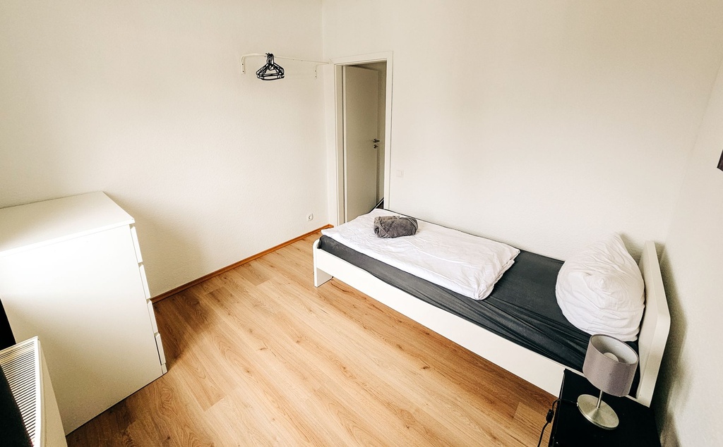 Schlafzimmer mit einem Einzelbett und Handtüchern