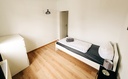 Schlafzimmer mit einem Einzelbett und Handtüchern