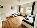 Schlafzimmer mit 2 Einzelbetten und Handtüchern
