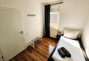 Schlafzimmer mit einem Einzelbett und Handtüchern