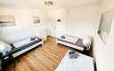 Schlafzimmer mit 3 Einzelbetten und Handtüchern