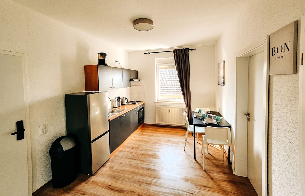 Vollausgestatte Küche mit Wasserkocher, Toaster, Kaffeemaschine sowie Herd und Backofen