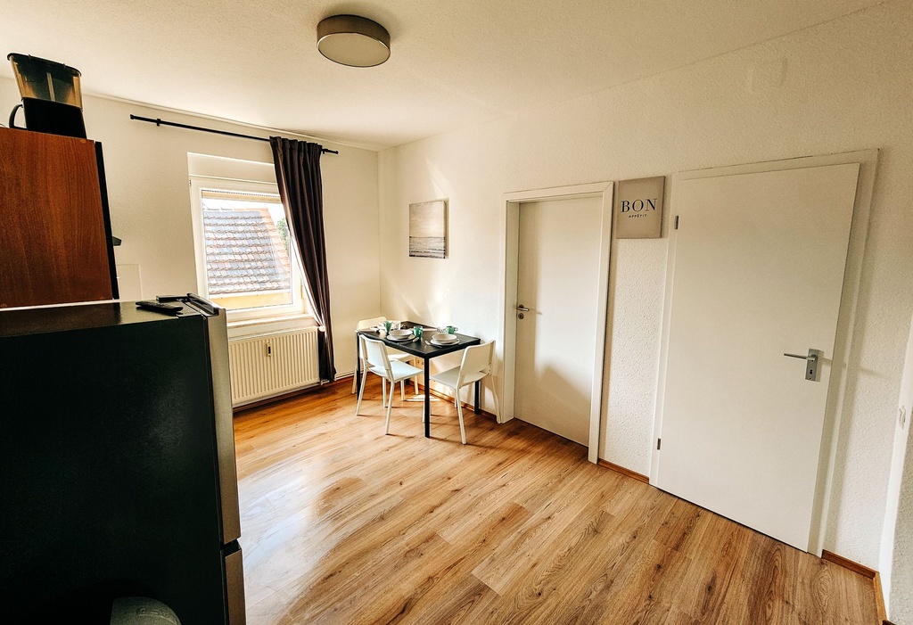 Esstisch mit Geschirr und Smart-TV
