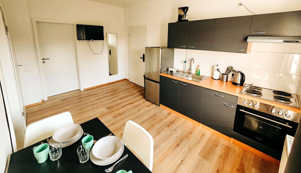 Esstisch mit Geschirr und Smart-TV