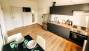 Esstisch mit Geschirr und Smart-TV