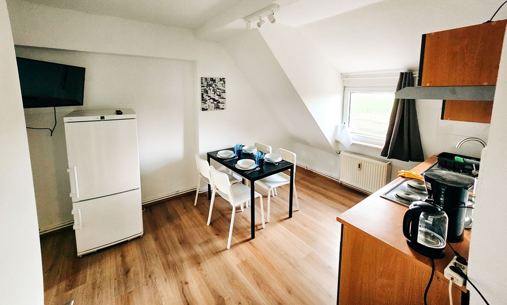 Vollausgestatte Küche mit Wasserkocher, Toaster, Kaffeemaschine sowie Herd und Backofen