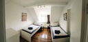 Schlafzimmer mit 2 Einzelbetten und Handtüchern