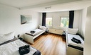 Schlafzimmer mit 3 Einzelbetten und Handtüchern