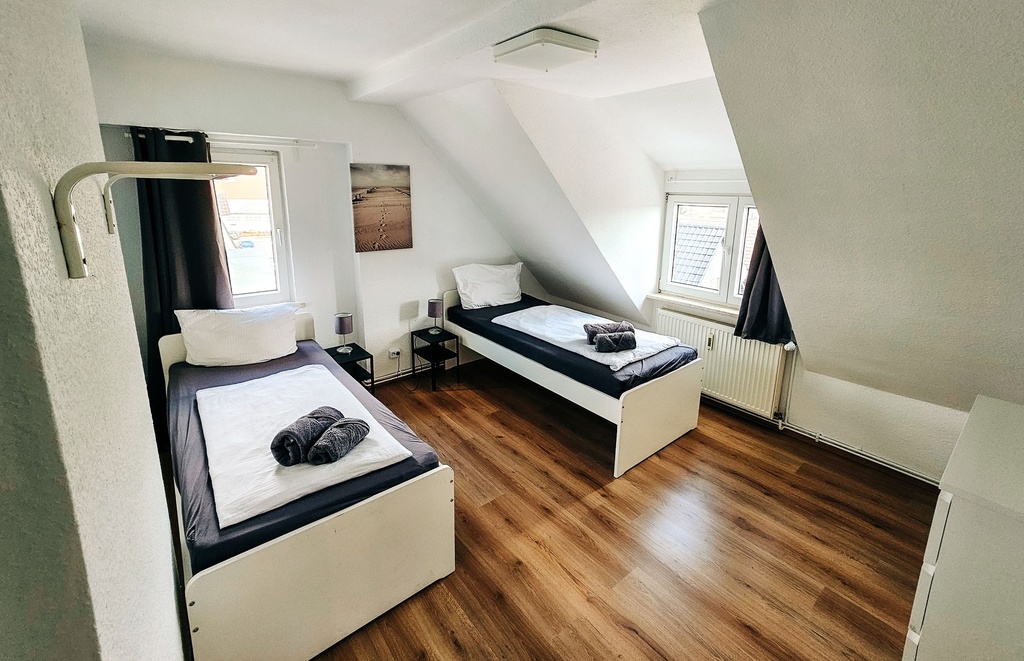 Schlafzimmer mit 2 Einzelbetten und Handtüchern
