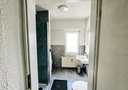Badezimmer mit Dusche und WC