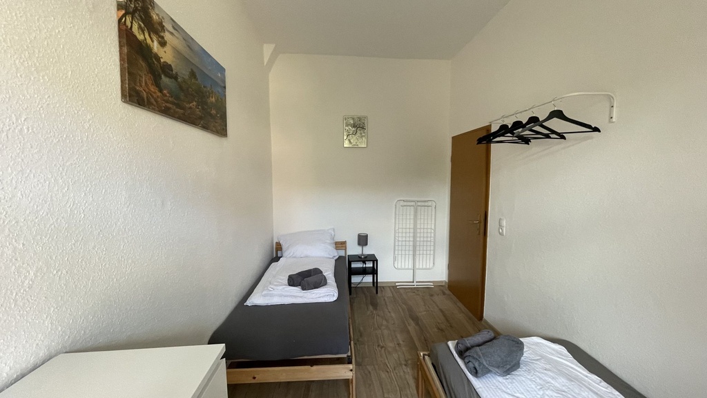 Schlafzimmer mit 2 Einzelbetten und Handtüchern