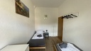 Schlafzimmer mit 2 Einzelbetten und Handtüchern