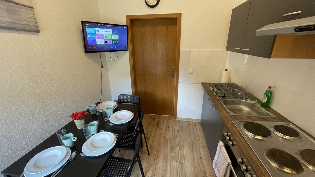 Vollausgestatte Küche mit Wasserkocher, Toaster, Kaffeemaschine sowie Herd und Backofen