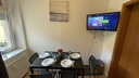 Esstisch mit Geschirr und Smart-TV