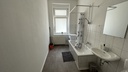 Badezimmer mit Badewanne/Dusche und WC und Waschmaschine