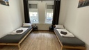 Schlafzimmer mit 2 Einzelbetten und Handtüchern