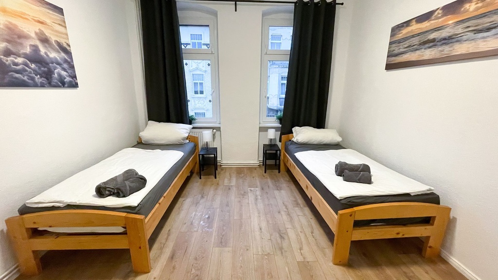 Schlafzimmer mit 2 Einzelbetten und Handtüchern